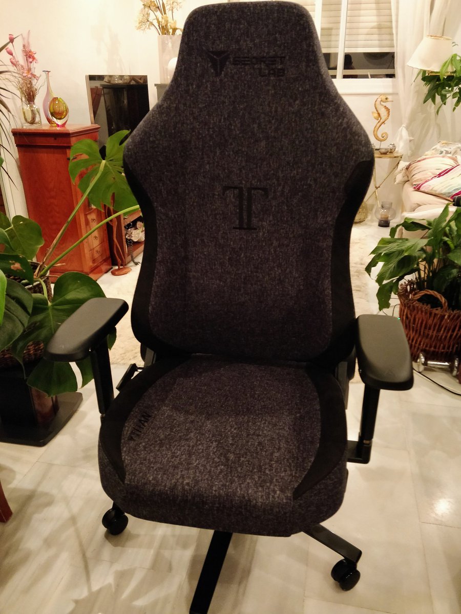 ElementzzOW's tweet image. Ya iba tocando renovar silla #secretlab