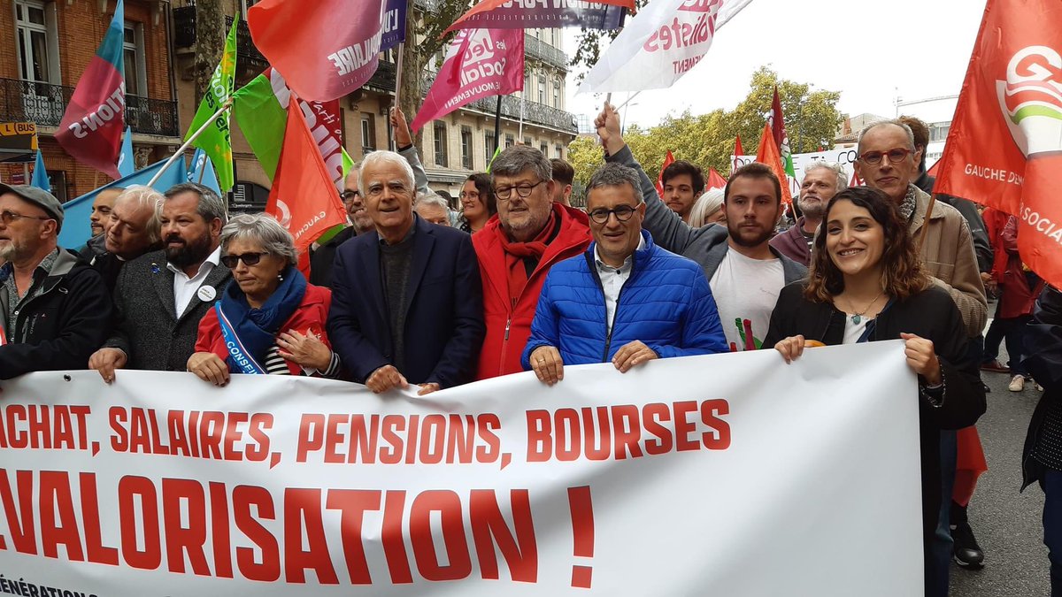 JeunesSoc31's tweet photo. [GRÈVE NATIONALE]

Nous étions mobilisés aujourd’hui aux côtés des forces de gauche et syndicales pour réclamer un pouvoir d’achat digne et une revalorisation des salaires, bourses et pensions. ✊🪧

#Greve29septembre #partisocialiste #mjs #mjs31 https://t.co/v3IpL9zpVp