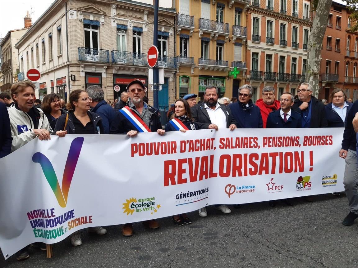JeunesSoc31's tweet photo. [GRÈVE NATIONALE]

Nous étions mobilisés aujourd’hui aux côtés des forces de gauche et syndicales pour réclamer un pouvoir d’achat digne et une revalorisation des salaires, bourses et pensions. ✊🪧

#Greve29septembre #partisocialiste #mjs #mjs31 https://t.co/v3IpL9zpVp