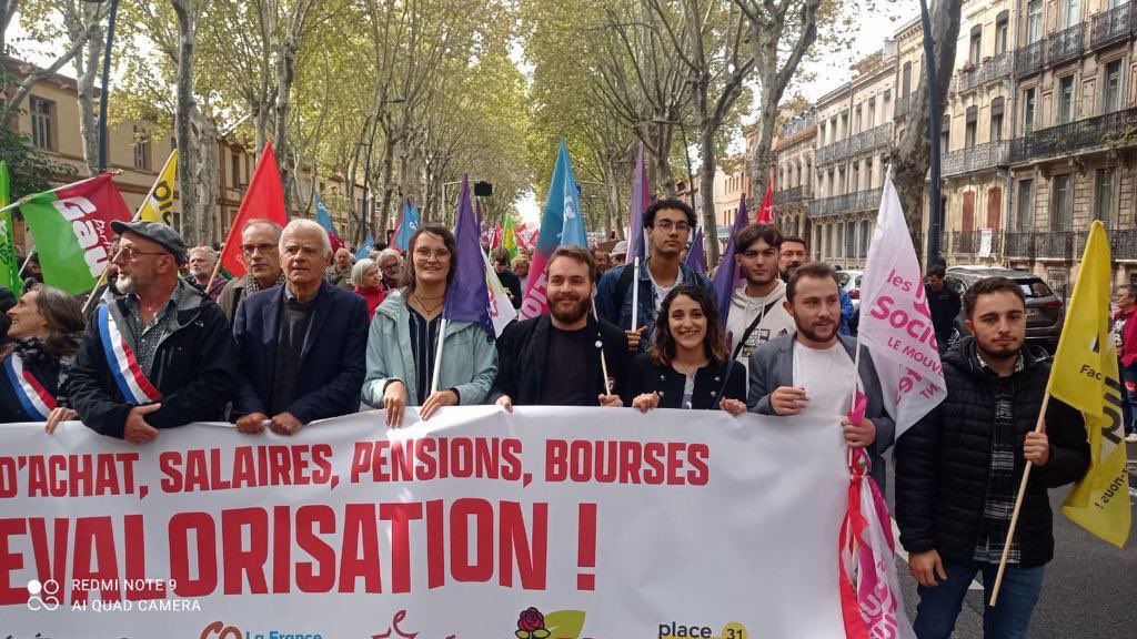 JeunesSoc31's tweet photo. [GRÈVE NATIONALE]

Nous étions mobilisés aujourd’hui aux côtés des forces de gauche et syndicales pour réclamer un pouvoir d’achat digne et une revalorisation des salaires, bourses et pensions. ✊🪧

#Greve29septembre #partisocialiste #mjs #mjs31 https://t.co/v3IpL9zpVp