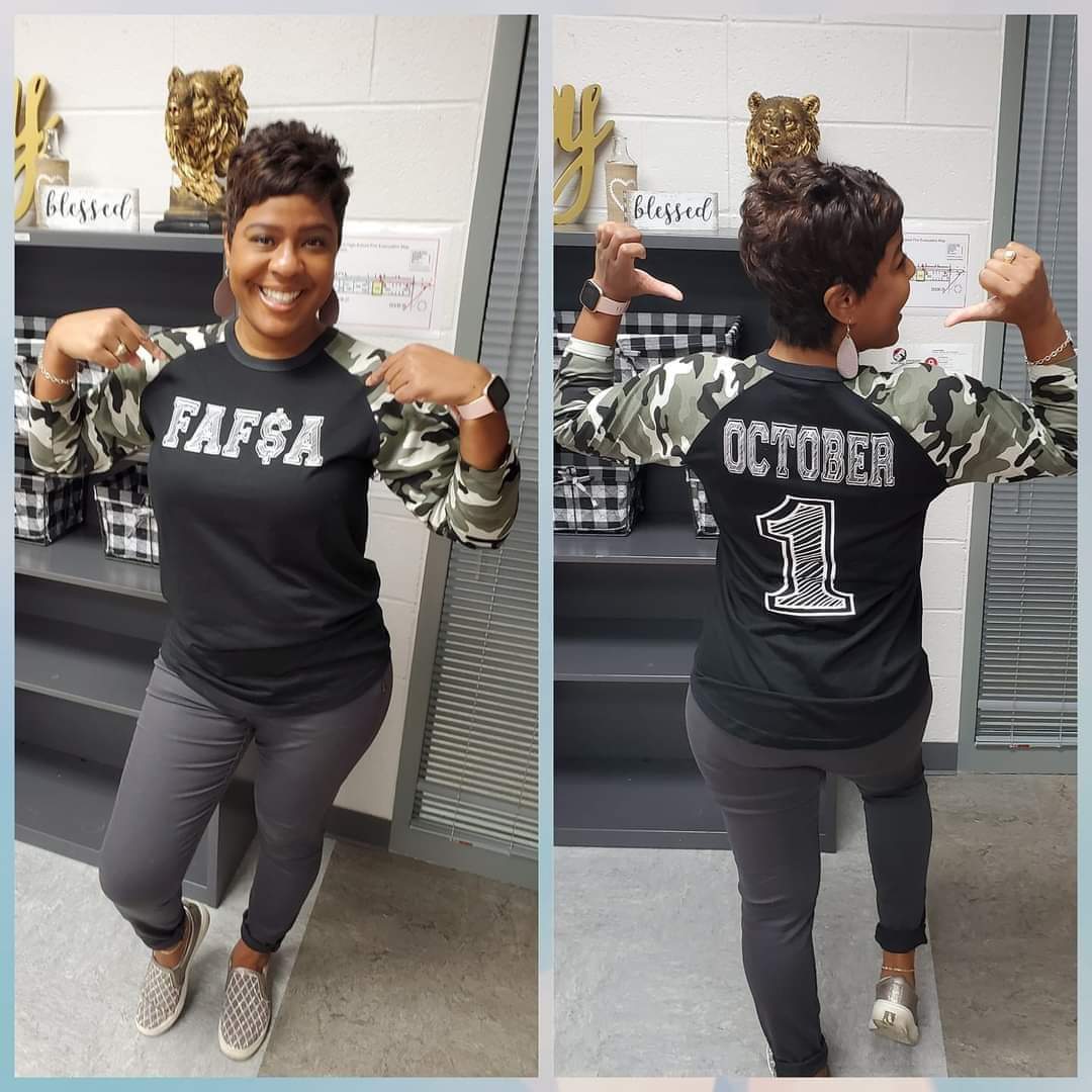 MsYoung_Teaches's tweet photo. 🗣Parents of H.S. Seniors...get ready!!!!! FAFSA opens this Saturday, October 1, and it's a graduation requirement in Texas. Apply early...most 💰💰💰 is awarded first come, first served! #FAFSA #classof2023 #GetMoney https://t.co/LBPF8arfaH