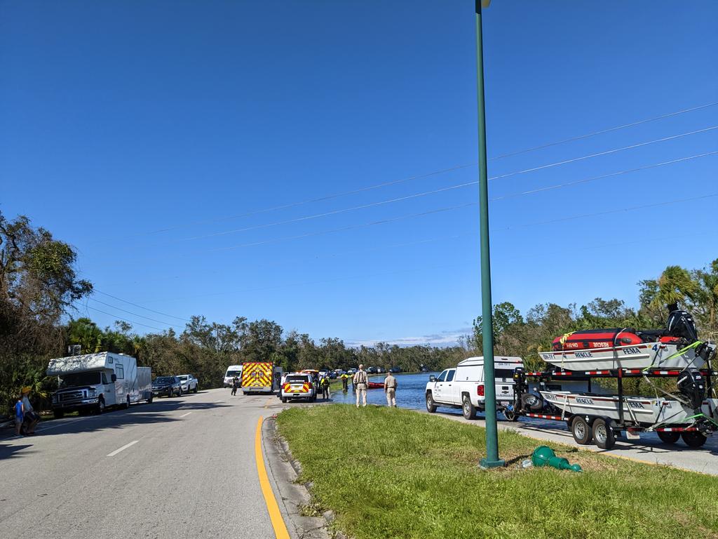 SWFLdigest's tweet image. Unbelievable amount of flooding off I-75 exit 182 (Sumter Blvd) in North Port, FL after #Hurricane #Ian. Stay off the roads if you can!
