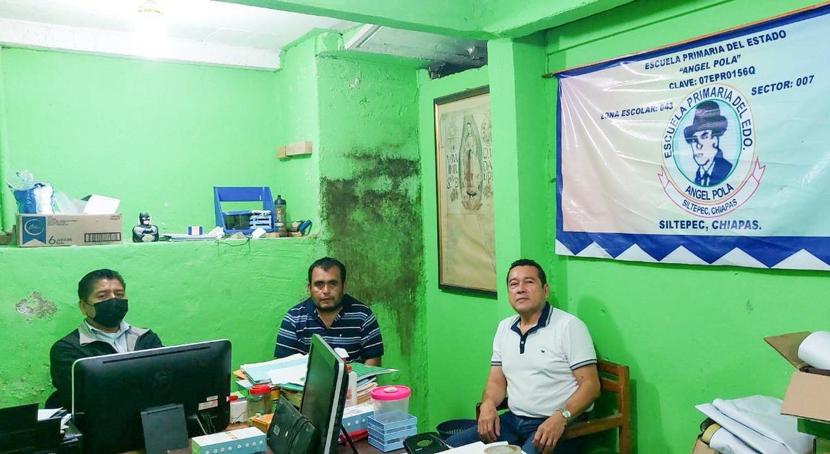 rodolfo_rasgado's tweet photo. Me da muchísimo gusto compartir momentos con mis compañeras y compañeros docentes como también alumnos, agradezco su amable recibimiento a la Escuela Primaria del Estado Ángel Pola Moreno, delegación D - I - 92 ubicada en #Siltepec, #Chiapas.

¡Orgullo docente lealtad prsnte! https://t.co/uZzvLKnVtl