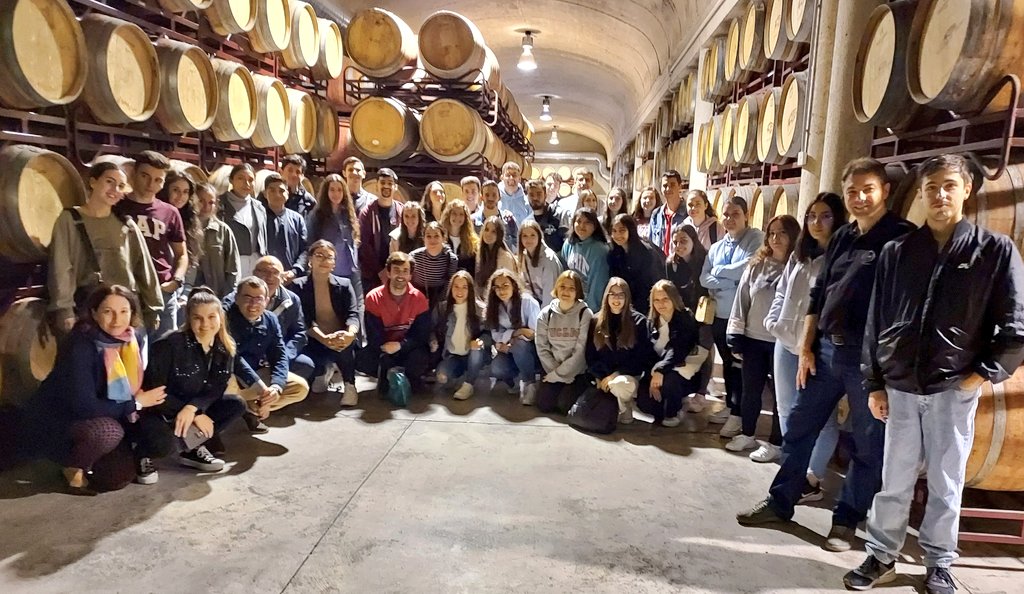 jmherranz's tweet photo. Empezamos la mañana visitando la bodega @VINDECASTILLA en el @curve_uclm #comunicacionyvino https://t.co/7PhPu4SvNV