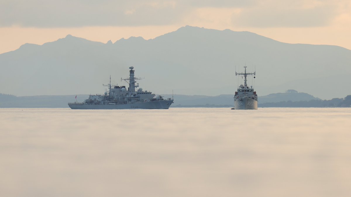 HMS Northumberland sneaking up on BNS Bellis at Glasgow Anchor this evening @RoyalNavy @NavyLookout @HMSNORT #photography #royalnavy #canon #canonuk #scotland #canonphotography #shipping