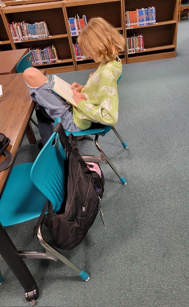 MediaWkms's tweet photo. #caughtreading #fcpsreads https://t.co/0tFRb1Dq1Q