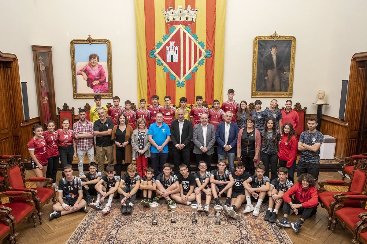 mlluisvall's tweet photo. 🤾🏻♀️🤾🏻♂️Aquest vespre s’ha fet la recepció institucional al Club Handbol Terrassa - @HTerrassa per la seva exitosa temporada esportiva 2021-2022.
#OrgullVermell #orgullterrassenc https://t.co/hThFsPOlgb