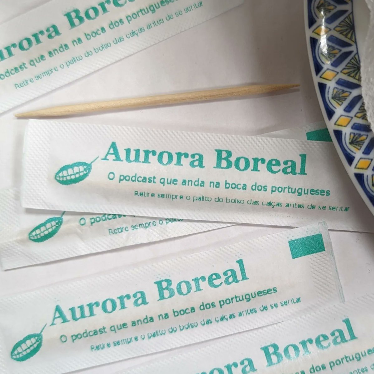 pedrofigcerto's tweet photo. Fiz palitos para merchandising do podcast Aurora Boreal.
Devia ter lido com mais atenção a parte das quantidades.

Encomendei 3,2 milhões de palitos a pensar que eram 100. Quer dizer que em princípio 1 em cada 3 portugueses se vai cruzar com um destes palitos ao longo da vida. https://t.co/Ia46PjKjOR