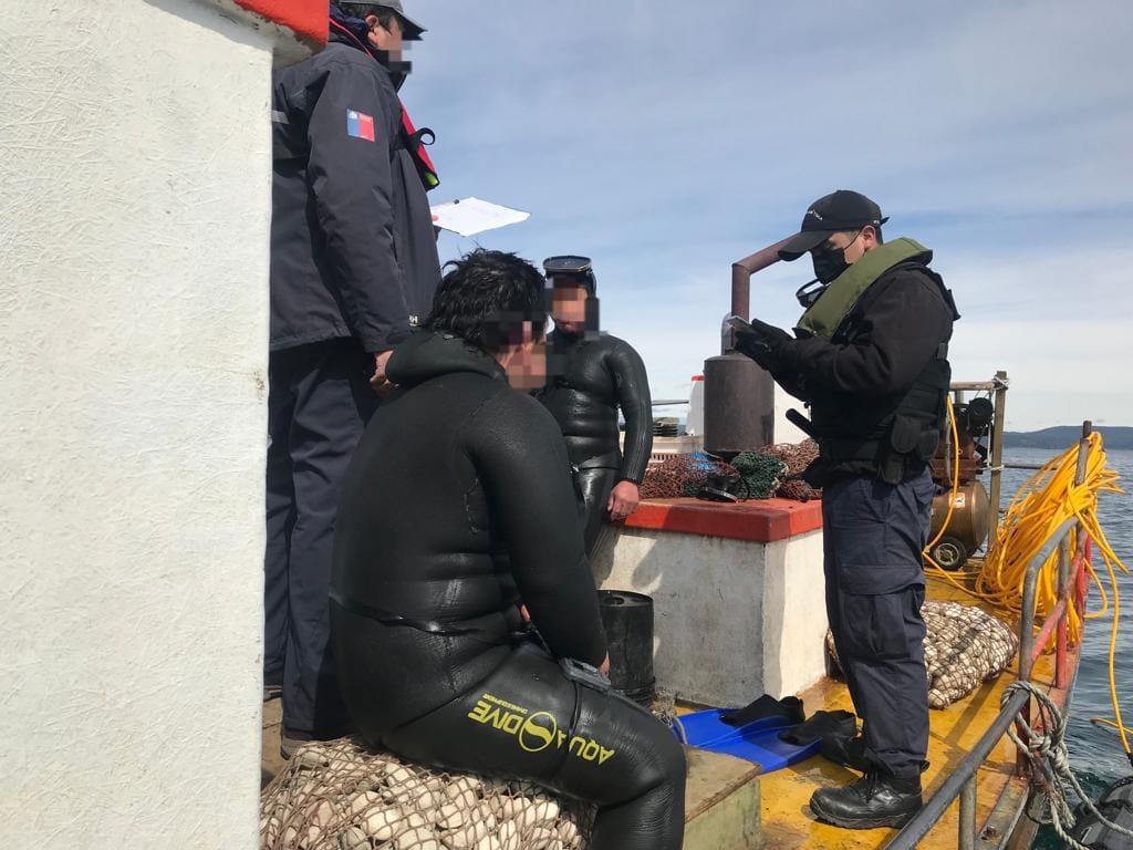 DGTM_Chile's tweet photo. La #PolicíaMarítima de la Alcaldía de Mar de #Queilen y @Sernapesca, fiscalizaron a las embarcaciones de pesca que operan en canal #Queilen e isla #Acuy, cursando 3 citaciones por infringir la normativa marítima y pesquera vigente.
#AutoridadMarítima
@Armada_Chile https://t.co/MsPnstbnJg