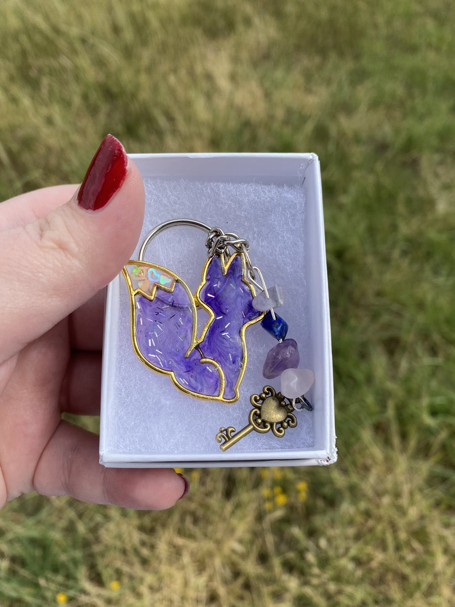 I made this cute Lille found-things-fox-friend and I adore how it came out 

#fox #keychain #uvresin #resinart #amethyst #purplefriend #lostthings