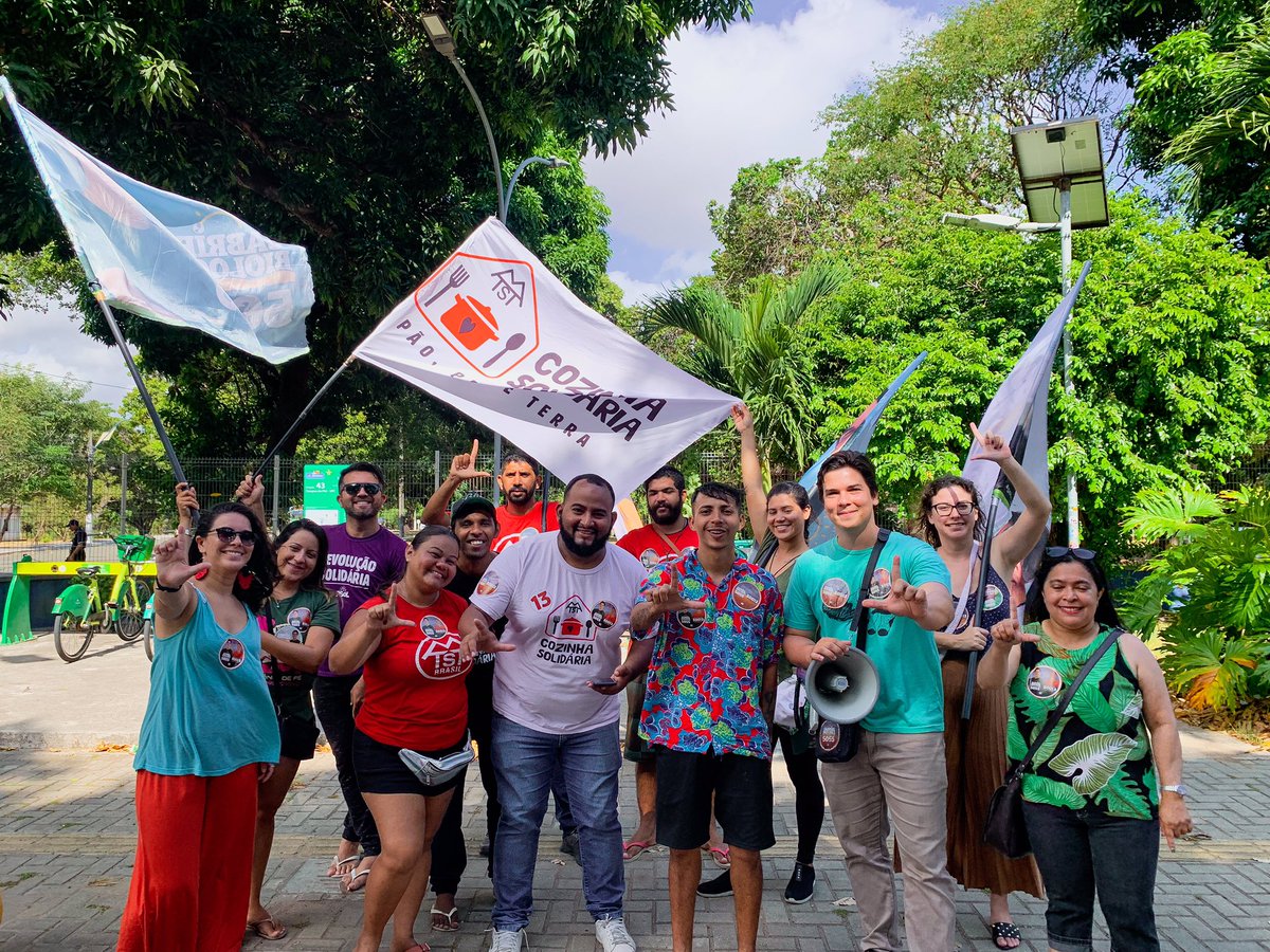 LeoSuricate's tweet photo. Ontem, eu e o @biologiagabriel estivemos no Pici e descemos para a praia fazendo planfetagem e adesivaço! Se liga como foi  ❤️
#LeoSuricate50013 #GabrielFederal 5055 https://t.co/jqMRFEBBnn