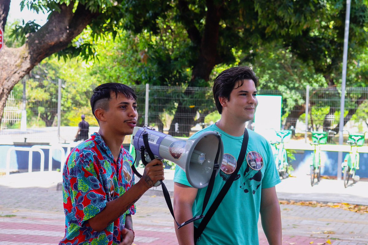 LeoSuricate's tweet photo. Ontem, eu e o @biologiagabriel estivemos no Pici e descemos para a praia fazendo planfetagem e adesivaço! Se liga como foi  ❤️
#LeoSuricate50013 #GabrielFederal 5055 https://t.co/jqMRFEBBnn