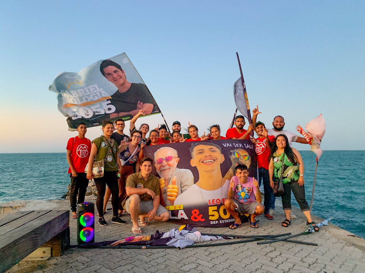 LeoSuricate's tweet photo. Ontem, eu e o @biologiagabriel estivemos no Pici e descemos para a praia fazendo planfetagem e adesivaço! Se liga como foi  ❤️
#LeoSuricate50013 #GabrielFederal 5055 https://t.co/jqMRFEBBnn