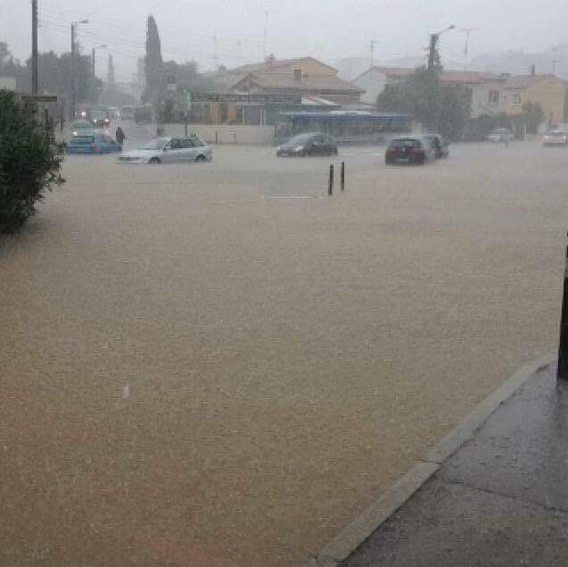 AdrienFour's tweet photo. Le 29/09/2014, un #orage diluvien stationnaire déverse plus de 300mm sur #Montpellier dont 250mm en 3h générant d'intenses #ruissellements et d'importantes crues sur #Lez/#Verdanson/#Lironde, etc. Se souvenir permet d'entretenir la culture du risque et adapter nos comportements. https://t.co/Wqa473LtTu