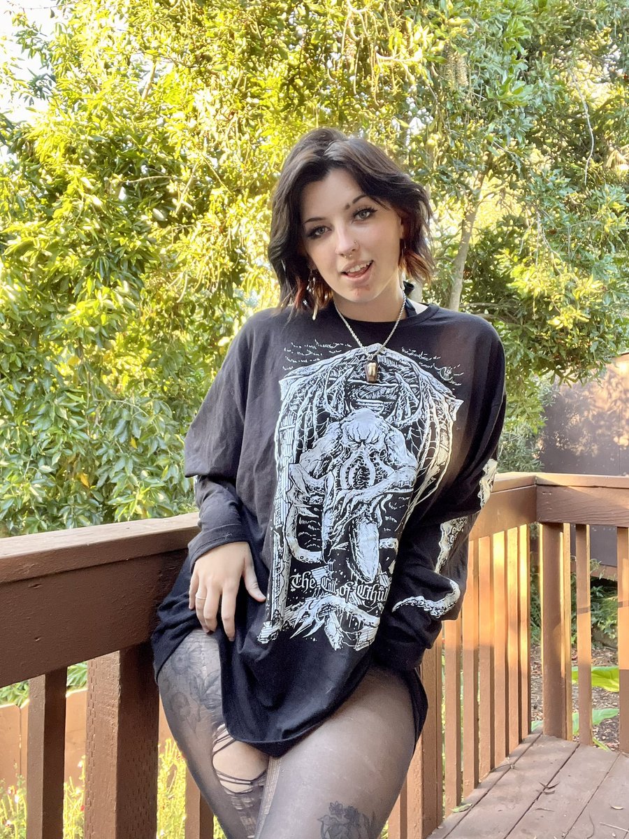 VampireFreaks's tweet photo. The stunning @sunnysunrayss slaying in our The Call of Cthulhu shirt! πΎπΉβ οΈ
#vampirefreaks #cthulhu #goth #alt #emo #punk #gothic #gothfashion #altfit #emofit #punkfit #punkfashion #punkstyle #altstyle #emofashion #gothfit #oceanpunk #vampire #spooky #spookyshirt #piratecore https://t.co/POMZxlGDQA