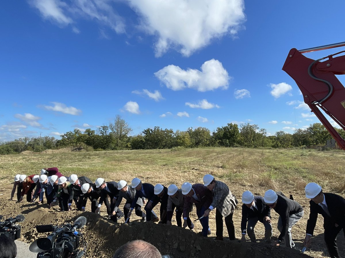 KYAgCommish35's tweet photo. In 2017, I attended the groundbreaking of the Graeser Family Education Center and Gardens in Louisville. Today, we gathered together once again at that site for a groundbreaking of the Waterfront Botanical Garden’s $22 million Japanese Garden addition. https://t.co/B2dYqoAM4x