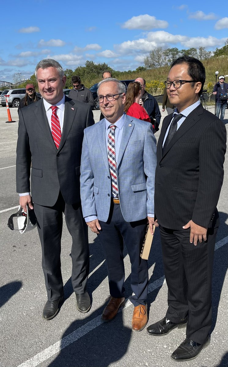 KYAgCommish35's tweet photo. In 2017, I attended the groundbreaking of the Graeser Family Education Center and Gardens in Louisville. Today, we gathered together once again at that site for a groundbreaking of the Waterfront Botanical Garden’s $22 million Japanese Garden addition. https://t.co/B2dYqoAM4x