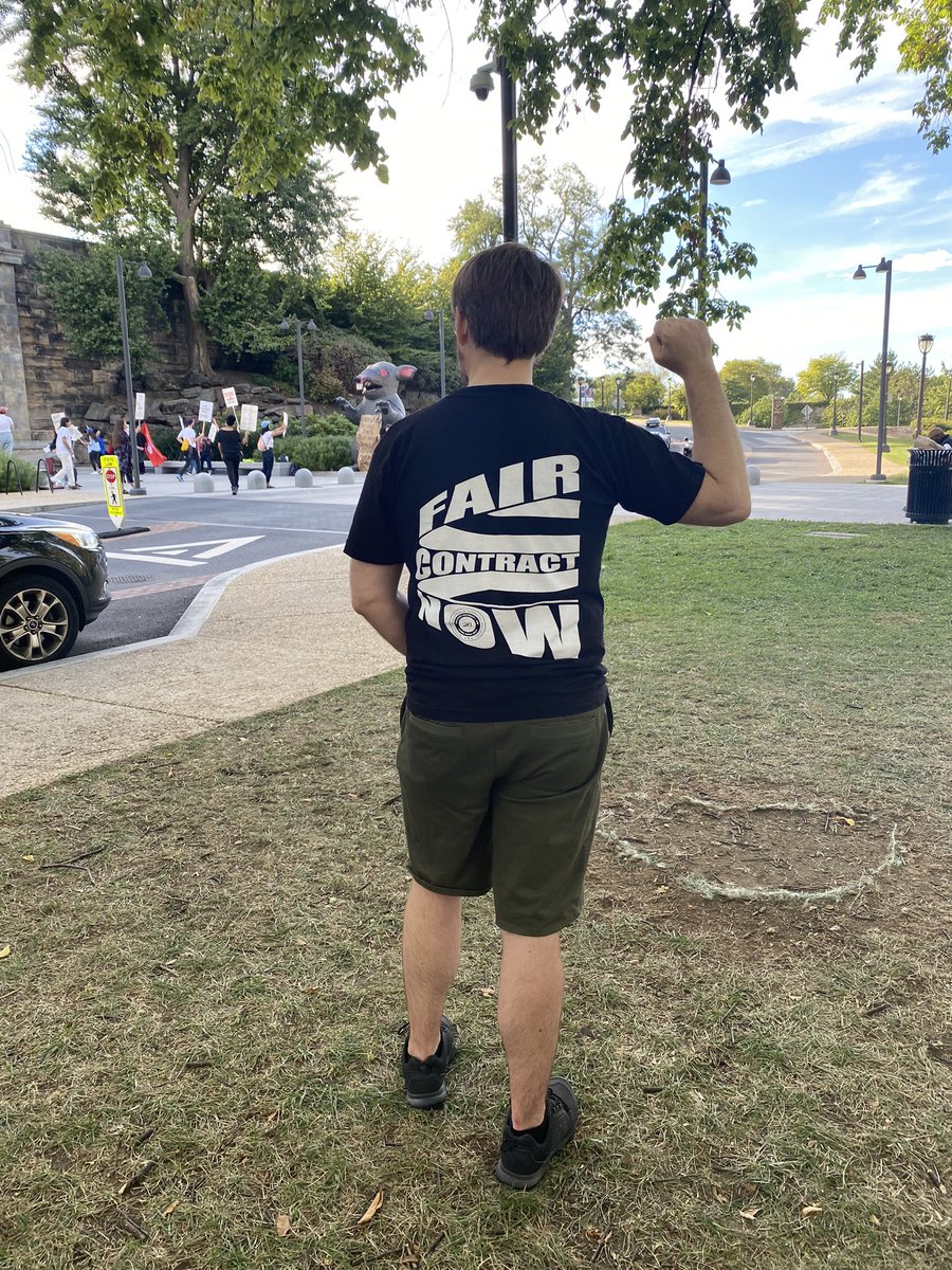 PhillyCWU's tweet photo. Heyyyyoo Mike from @GuggenheimUnion joined us on the @PMA_Union picket line today. Solidarity to all our museum union siblings in New York. Your fight is our fight, our fight is your fight!! https://t.co/DJ1pGofvPb