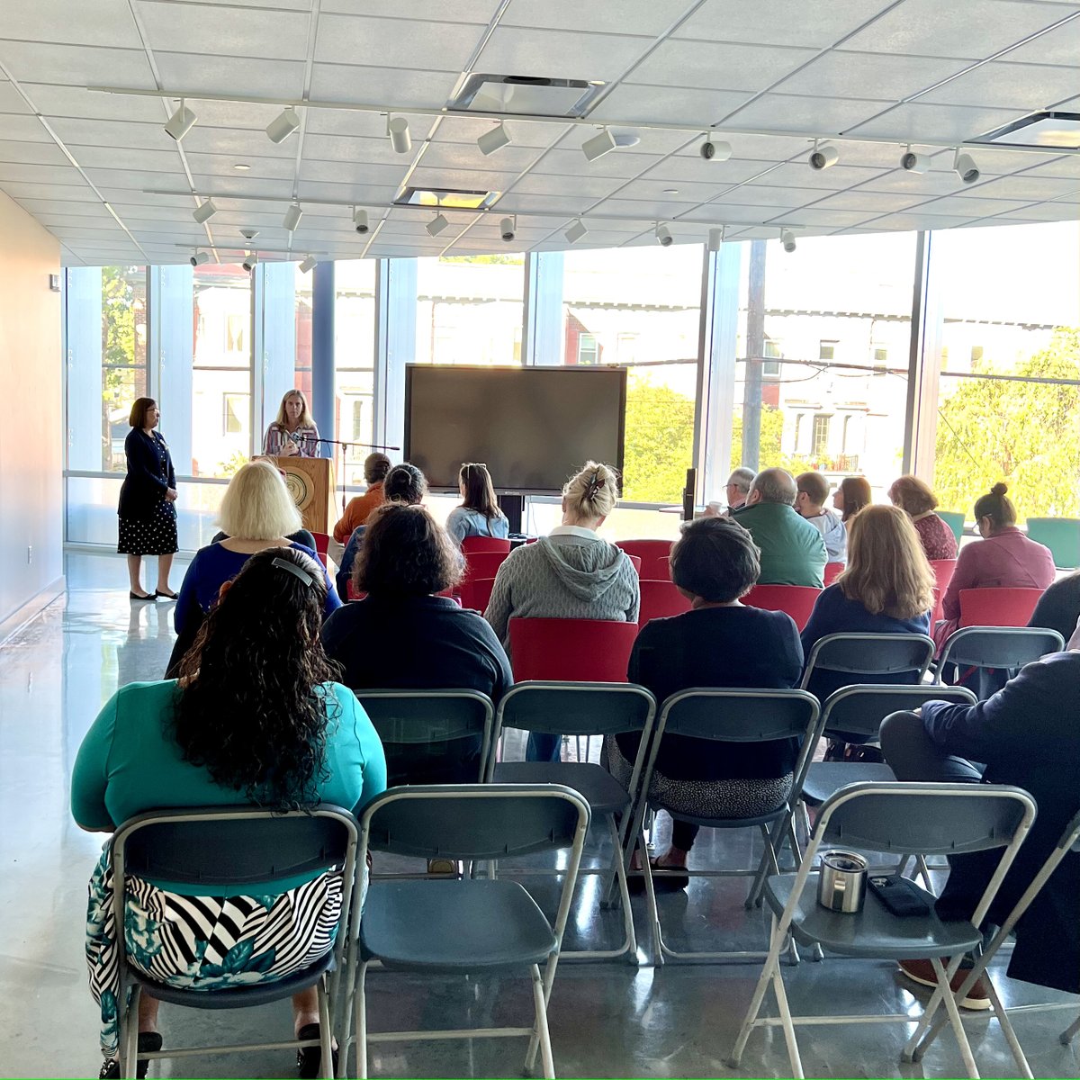 This morning, we welcomed our junior class parents to the STEAM Hub Art Gallery for coffee with the College Counseling team to discuss the exciting year ahead. Our college counselors host these events to discuss the college process as it relates to students in each grade.