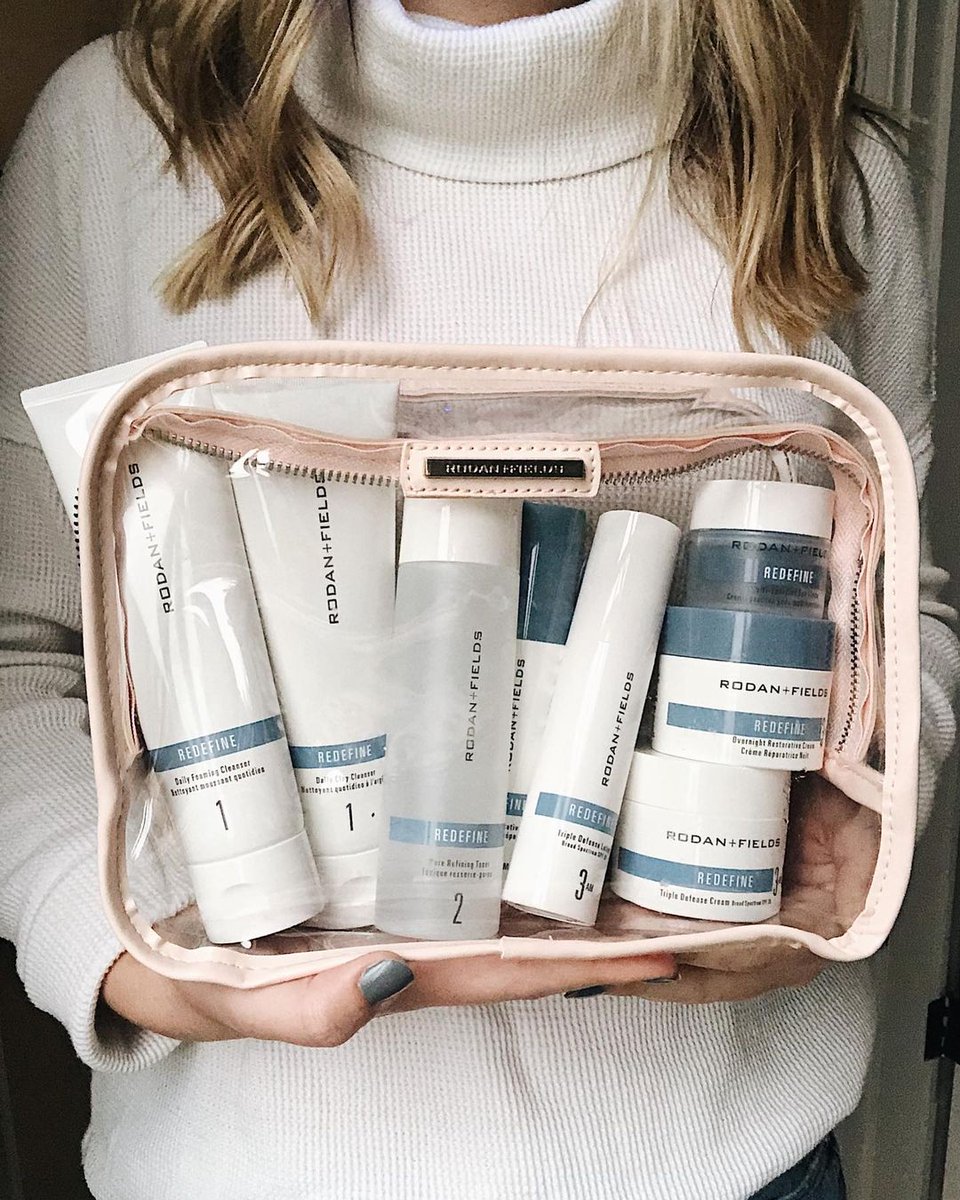 RodanFieldsHQ's tweet image. As we age, our skin’s natural cell turnover processes slow. Our customizable Redefine Regimen promotes more youthful looking skin by visibly minimizing pores + appearance of wrinkles.

R+F Independent Consultant 📸: Madeline Gallo

#RedefineRegimen #SkincareRoutine