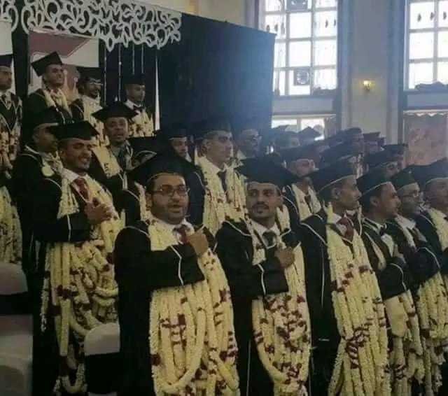 أنشأت مليشيا #الحوثي الإيرانية نادي الخريجين وملتقى الطالب الجامعي والمستشار الثقافي لرئيس الجامعة خوفا من موقف طلبة الجامعة.
لا ننسى دور جامعة #صنعاء في 2011.

حفلات التخرج تستلهم الاغاني الوطنية ذلك ما يقلق #الحوثيين ومن يقف خلفهم.
