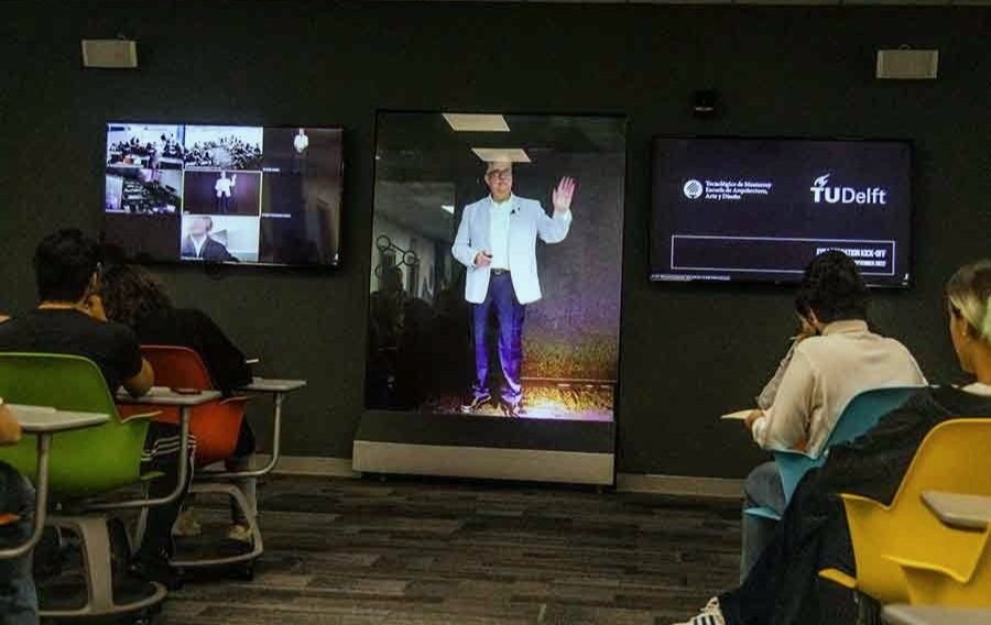 olgaramos's tweet photo. De Edu News:  Tec realiza primera clase intercontinental con Profesor Holograma https://t.co/megMbDzGAB De @observatorioedu https://t.co/UqNE3VCY4H
