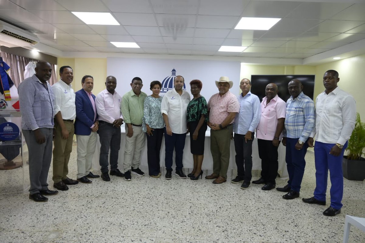 Continuando con nuestro compromiso de conocer y atender las necesidades de los afectados por el huracán Fiona, nos trasladamos a Monte Plata, donde hicimos entrega de donaciones gracias al #VoluntariadoBR (1/2)