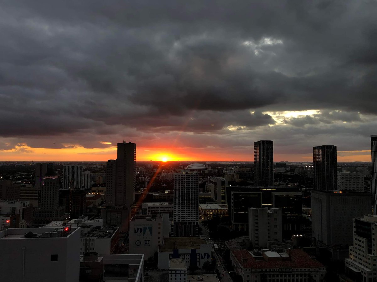 CrimeStopper305's tweet photo. #CSCam2 #Sunset @downtownMIA https://t.co/NrF30SKKln