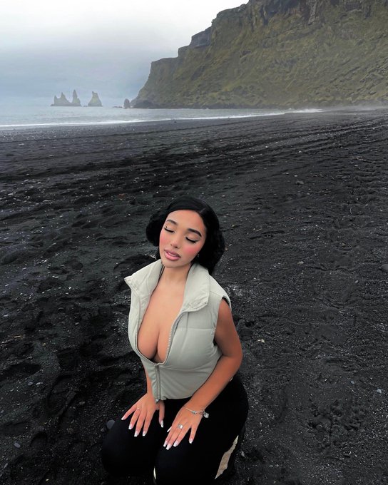 Iceland girl 🖤 https://t.co/VKOTVm6NvT