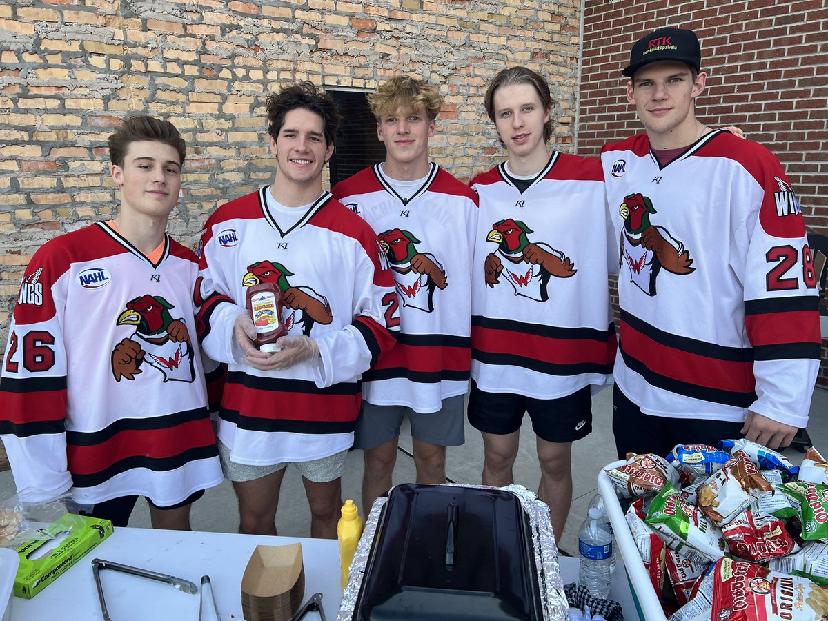 AberdeenWings's tweet photo. Come see us until 7! Bring your dog!

#RoosterRush #RoosterRushAberdeen #RoosterRush2022 #WingsWay #community https://t.co/XidcvbNMmc