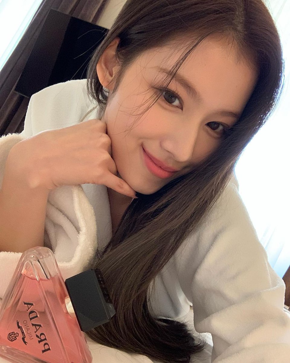 sanapics's tweet photo. sana is SO beautiful https://t.co/n4nbwY4fVy