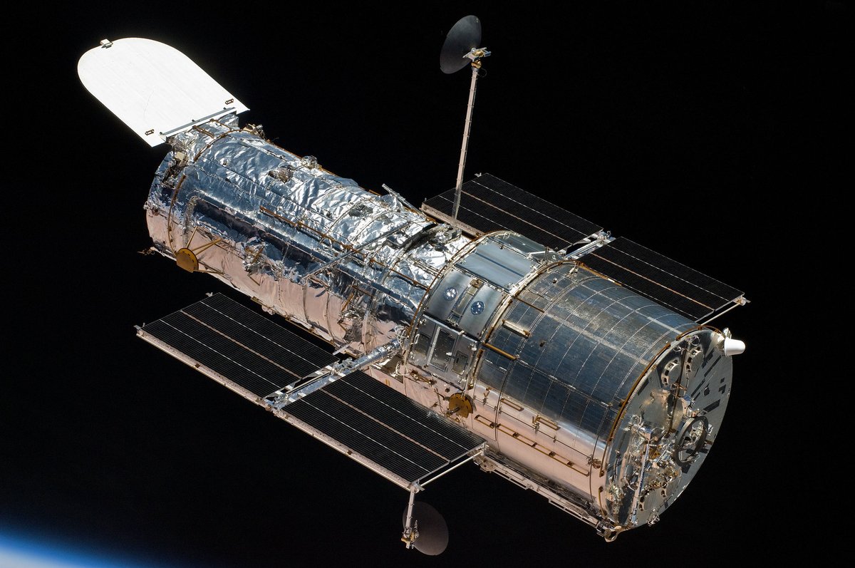 NASAHubble's tweet photo. An unfunded Space Act Agreement to conduct a study of a commercial mission to boost Hubble’s orbit and extend its operations was signed by @NASA and @SpaceX – a mission concept that may be applied to other spacecraft and commercial vehicles: https://t.co/b0Sv64okuI https://t.co/ROiwMAj0l7