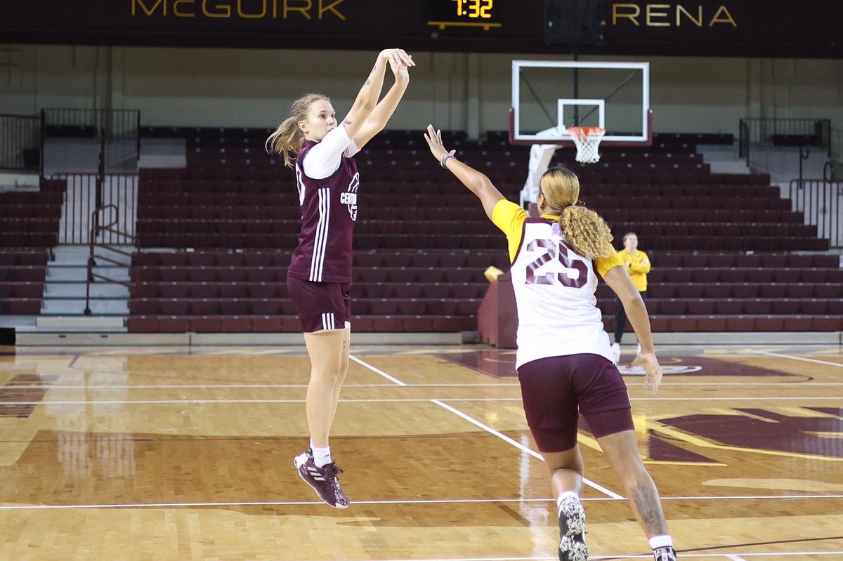 CMUWBBall's tweet photo. 📸 from 1st official practice🔥⬆️ 

39 days until we tip off the season😤😈 https://t.co/xe8hb85sCg