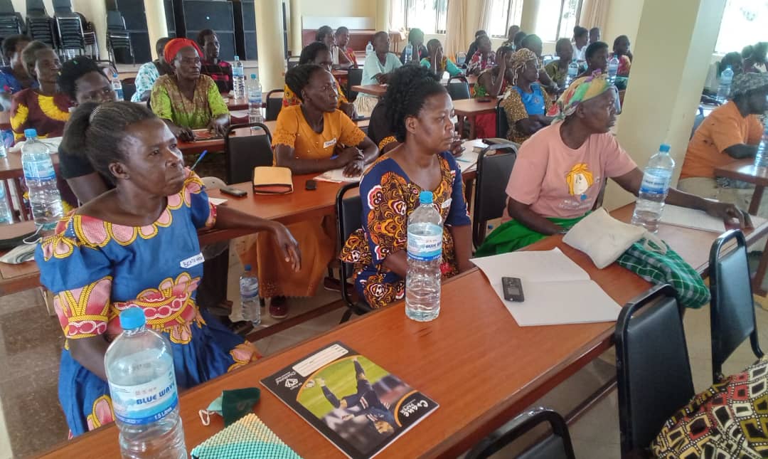 Decodiuganda's tweet photo. Day one! 50 mothers from Kaberamaido start the #SACCObusinessskills training with Jonathan Ouko who took them through #bulking. Later on, #financialrecords and #budgeting was tackled with Karen Apugo at TheSparrow Hotels in Soroti. This is geared towards making them fruitful. https://t.co/3ZrySWwuzn