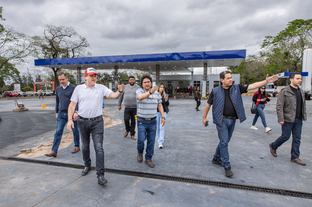 Petropargov's tweet photo. LA ESTACIÓN DE LOS PARAGUAYOS🇵🇾| El pdte. @lichi_denis realizó la verificación y recepción de obra de 8va estación propia Petropar Curuguaty.
A través de esta nueva estación más paraguayos podrán acceder a la reducción de G. 600 menos por litro en nuestros combustibles ⛽️ https://t.co/06hKADTjII