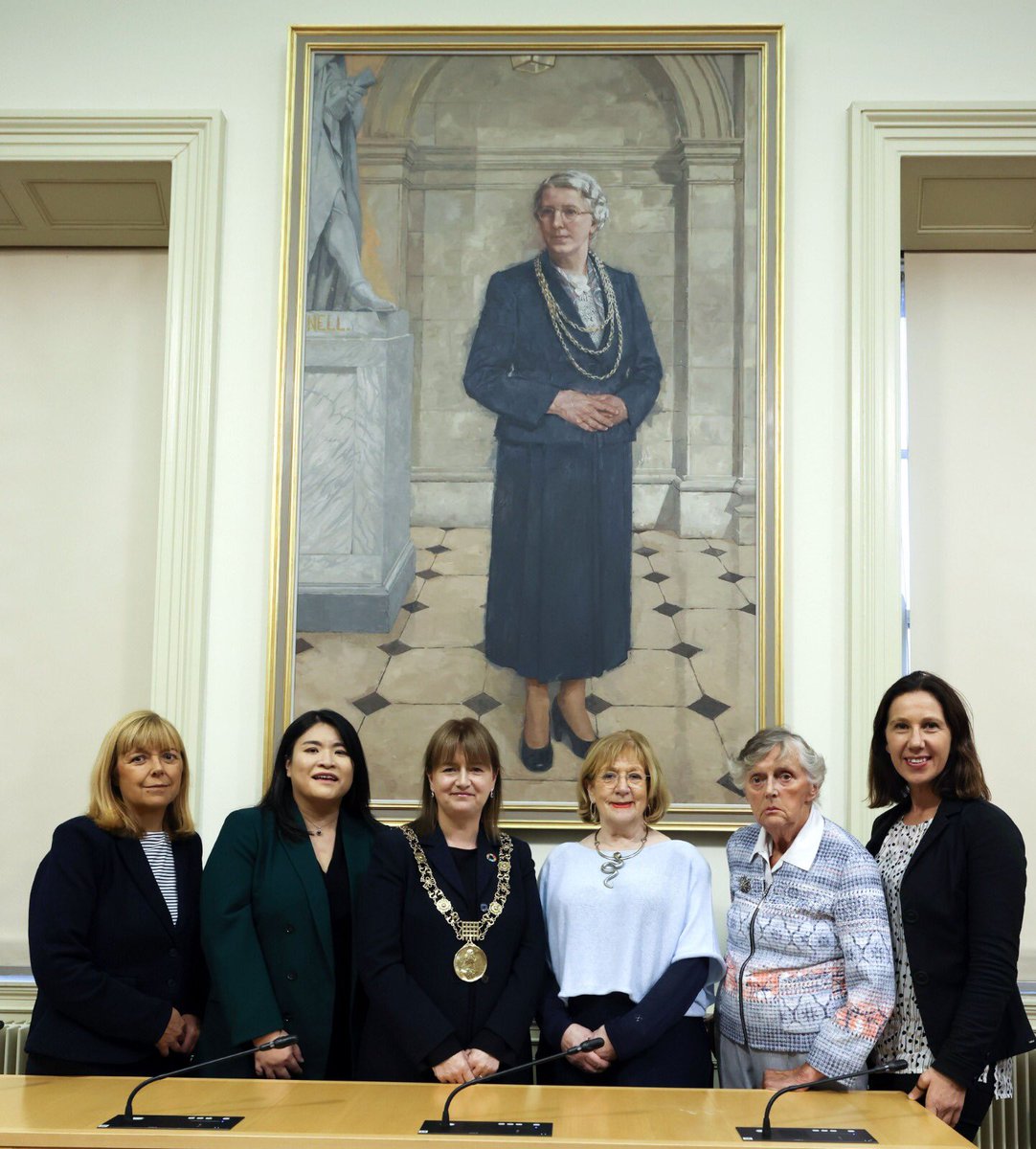 AlisonGilliland's tweet photo. A truly superb portrait of our first female Lord Mayor, Kathleen Clarke by @TheReidArt - capturing her strength &amp; femininity.

Privileged to have been one of only 11 since then and to stand with some of those 11 this evening’s unveiling! 

Credit to @DubCityCouncil &amp; @dubcilib https://t.co/2unLrPFApl