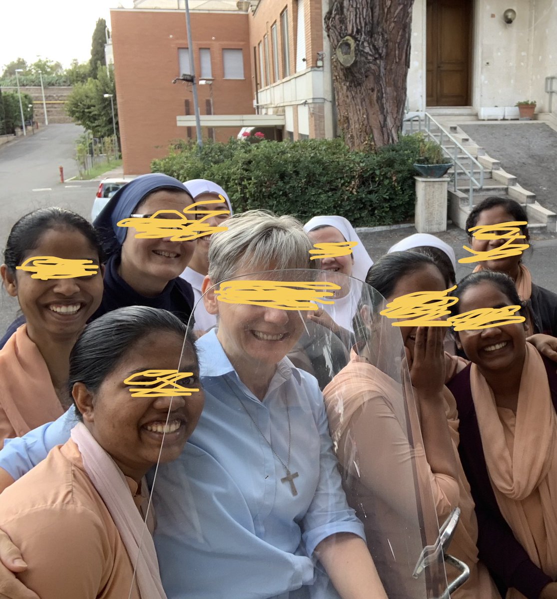 donMarcoVitale's tweet photo. Care suore juniores #pddm, siete parte viva del tesoro di fede e apostolato della Chiesa di oggi e di domani, in ogni angolo del mondo. Grazie per la vostra bella testimonianza e desiderio di formarvi alla scuola del Vangelo. https://t.co/e5EuBG4IFr
