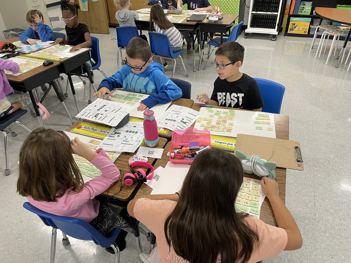 aoachievers's tweet photo. #fundations at work in #secondgrade @myAOfamily https://t.co/7ycZdYrPvZ