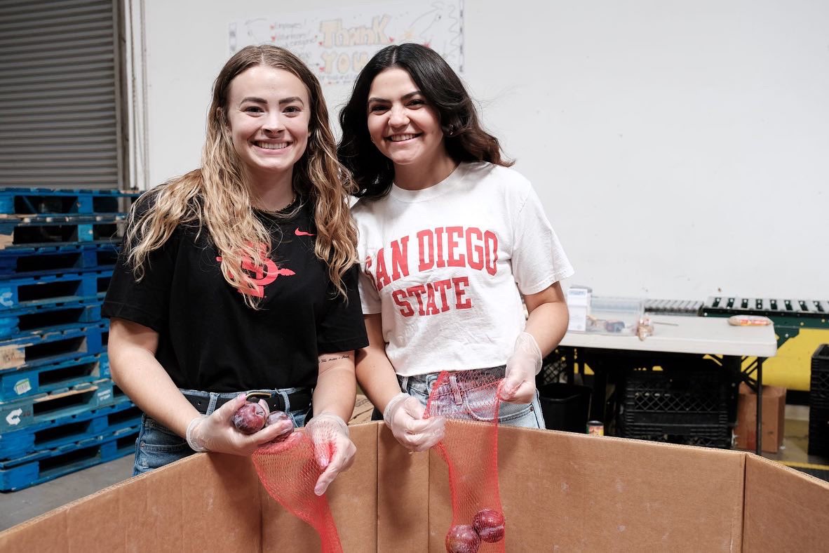 SDFoodBank's tweet photo. Our volunteers rock! 🤘 BIG thank you to the @as_sdsu student leaders from @SDSU who volunteered at our Miramar location after taking a tour of our warehouse to prepare for “Aztecs Rock Hunger” kicking off in October! 💚🥫 #ThankfulThursday #AztecsRockHunger https://t.co/VkZOr3fgLQ
