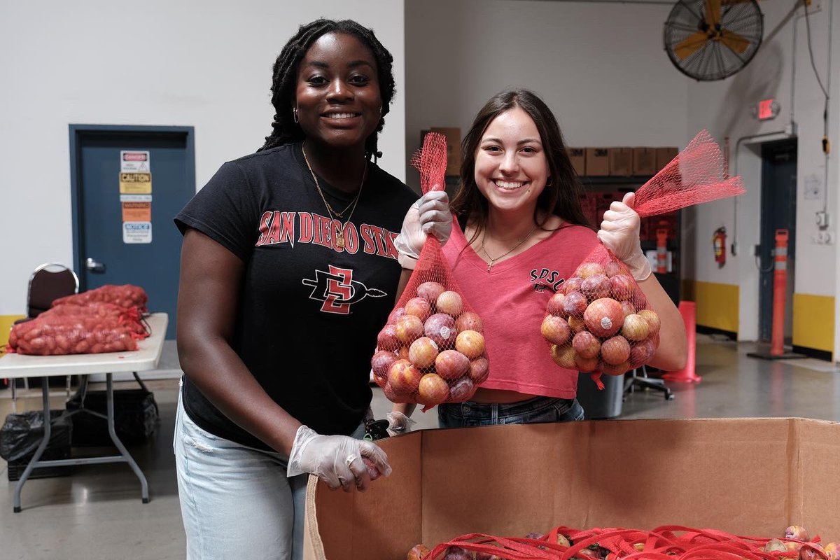 SDFoodBank's tweet photo. Our volunteers rock! 🤘 BIG thank you to the @as_sdsu student leaders from @SDSU who volunteered at our Miramar location after taking a tour of our warehouse to prepare for “Aztecs Rock Hunger” kicking off in October! 💚🥫 #ThankfulThursday #AztecsRockHunger https://t.co/VkZOr3fgLQ
