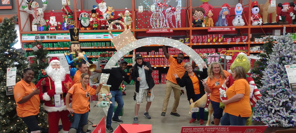 3807Met's tweet photo. Closing Q3 with a bang! Great Christmas Set as well as recognition to VOA Co- Captain Felicia for taking care of our associates as well as Nehemiah and Annette for excellent Decor' Packdown execution https://t.co/igE8mdCqFd