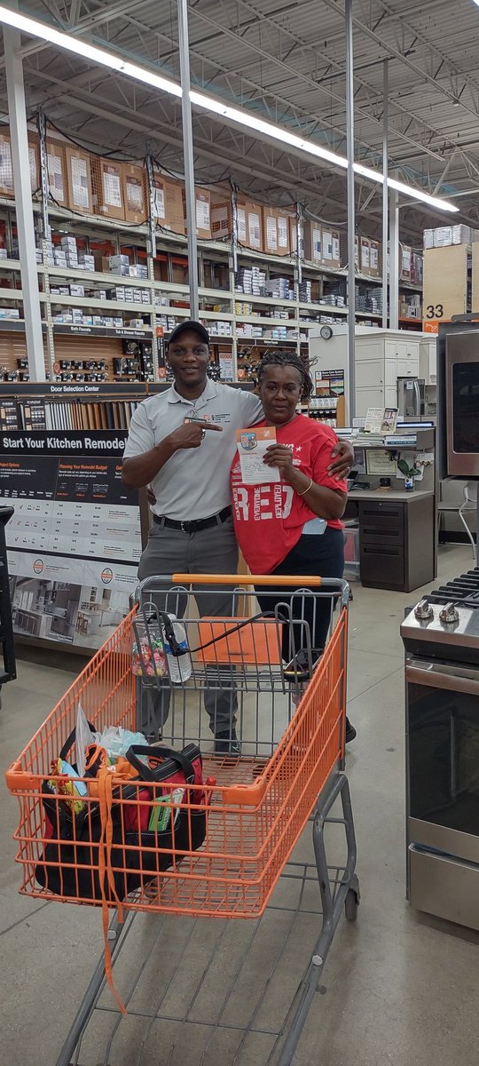 3807Met's tweet photo. Closing Q3 with a bang! Great Christmas Set as well as recognition to VOA Co- Captain Felicia for taking care of our associates as well as Nehemiah and Annette for excellent Decor' Packdown execution https://t.co/igE8mdCqFd