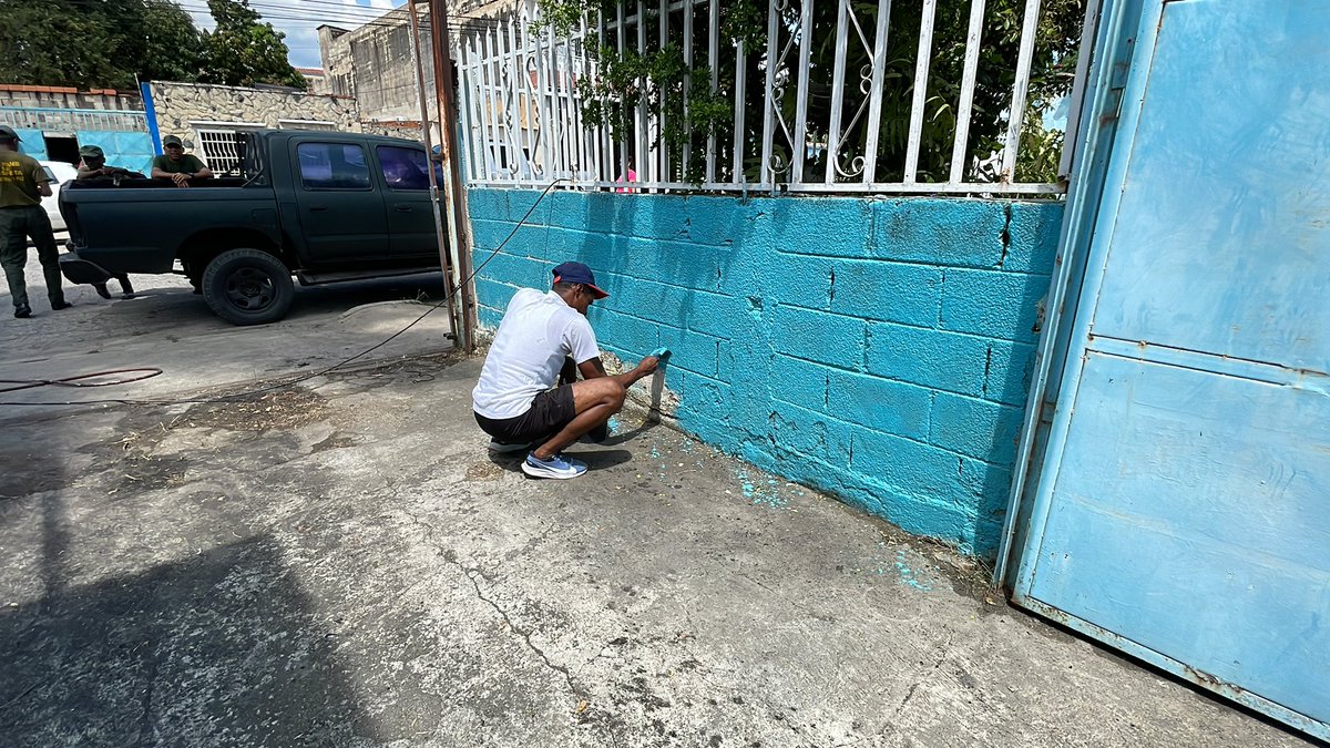 Cavim_Fanb's tweet photo. #29Sep @Cavim_Fanb sigue presente en la U.E.N.B José Antonio Maitin en labores de limpieza, aplicacion de pinturas, Seguimos Venciendo 💪

#BricomilesEnAccion #BRICOMILES #VMPDD #motorindustriamilitar

@NicolasMaduro
@vladimirpadrino
@dhernandezlarez https://t.co/cLfC0PfYVI