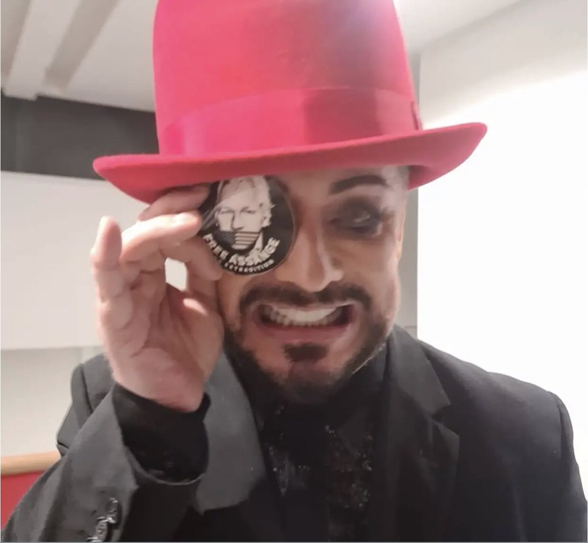 wendysone1's tweet photo. #FreeAssange  @BoyGeorge showing solidarity. October 8th noon the #HumanChain around parliament in Westminster, London @StellaMoris1 @DEAcampaign https://t.co/VZPCODJsxh