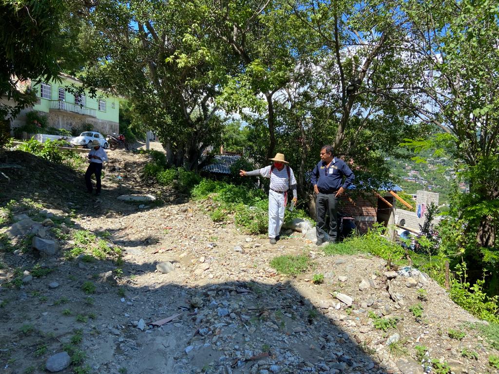 FIBAZI's tweet photo. CONSTATA DIRECTOR DEL FIBAZI, DR. JOSÉ MA. MORELOS MARTÍNEZ, IRREGULARIDADES EN LOTIFICACIÓN DE PREDIOS EN VALLE GRANDE
* Lleva a cabo un recorrido por las colonias Aquiles Serdán e IMA Parte Alta para la gestión de vialidades ante el Gobierno del Estado.
https://t.co/dywReStLdf https://t.co/Ygs3hDJ1Rj