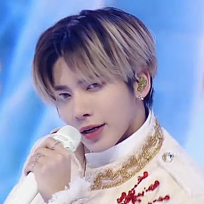 faded blond haired taehyun was something else 
#TAEHYUN #태현