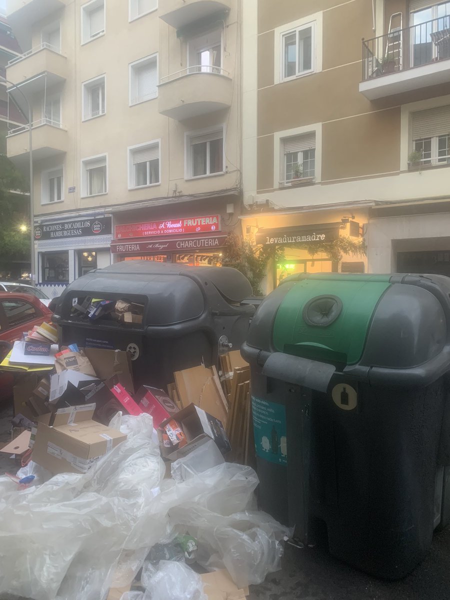 martimata's tweet photo. @Lineamadrid, hace unos días cambiaron de sitio los contenedores de reciclaje de la calle ponzano. Había 8 cerca de la esquina de Ponzano y Espronceda. Ahora hay 2. Llevan 2 días así de llenos. Pensé que os gustaría saberlo. El de Alonso Cano con Ríos Rosas no está mucho mejor. https://t.co/pzOvHJJK3h