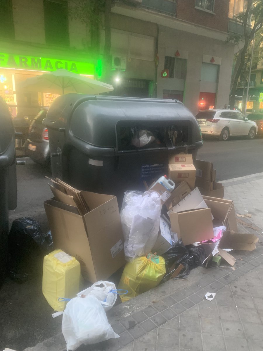 martimata's tweet photo. @Lineamadrid, hace unos días cambiaron de sitio los contenedores de reciclaje de la calle ponzano. Había 8 cerca de la esquina de Ponzano y Espronceda. Ahora hay 2. Llevan 2 días así de llenos. Pensé que os gustaría saberlo. El de Alonso Cano con Ríos Rosas no está mucho mejor. https://t.co/pzOvHJJK3h
