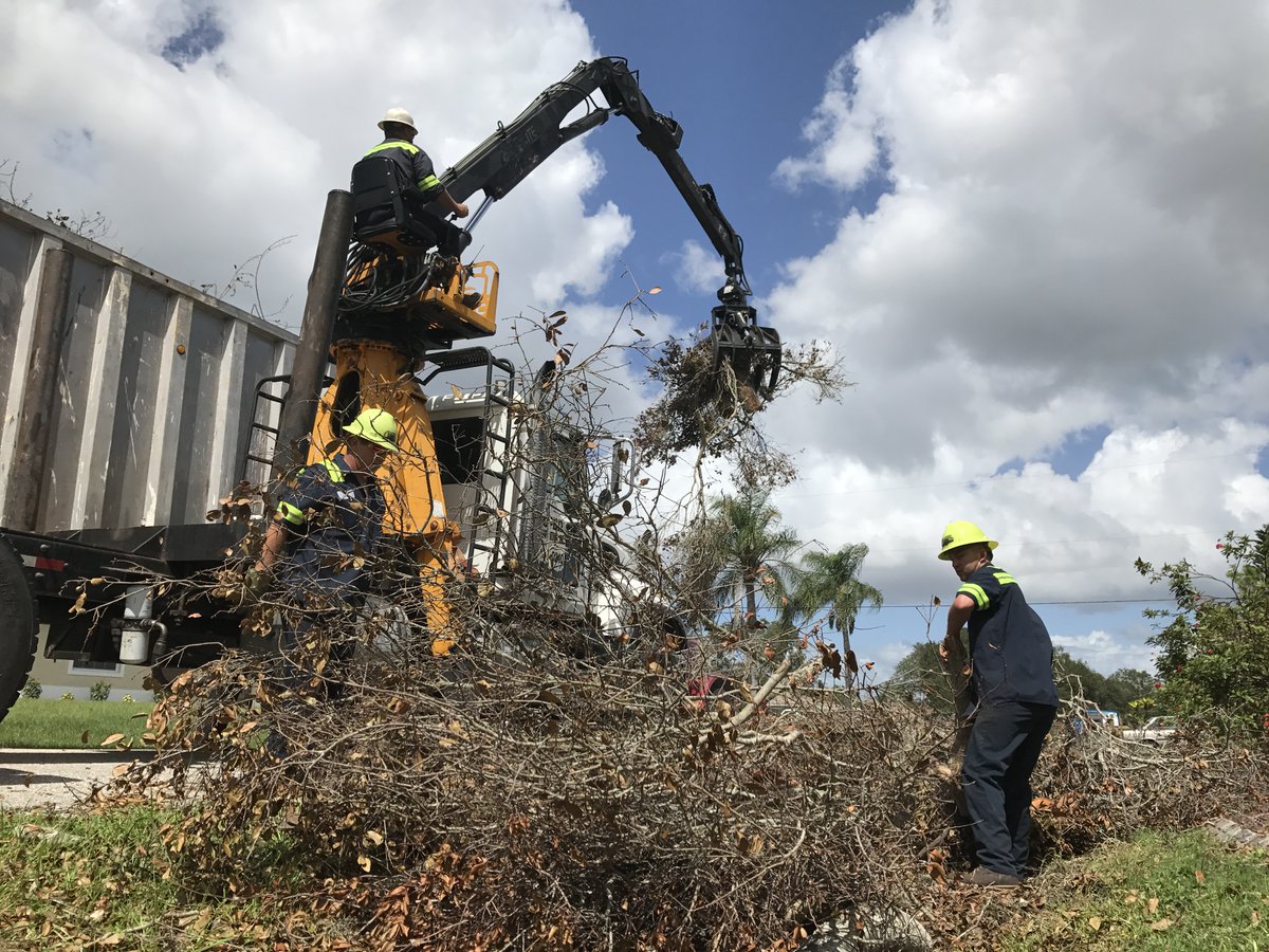 SRQCountyGov's tweet photo. Until debris collection plans can be finalized, do not place any debris from your property at the curb until we have notified you crews are prepared to pick it up. Now is the time to focus on your families, home and neighbors. https://t.co/Jwy6PW3OFT