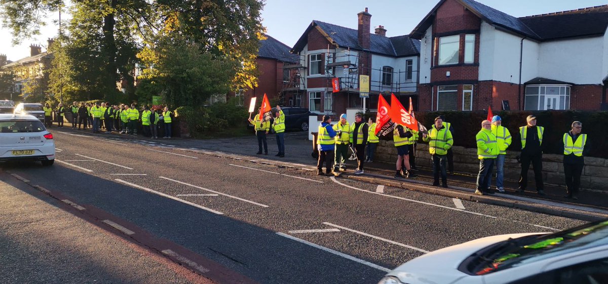 GmaTuc's tweet photo. Joined #Polyfloor at their #solidarity picket this evening

I'll be joining them again at their rally tomorrow- 

Radcliffe town centre Friday the 30th - 12 noon until 2pm - join us

@gmbbolton23 @PaulMaccaGMB @GMBGarySmith @neilsmithgmb @BuryTUC https://t.co/60uT7rE67I